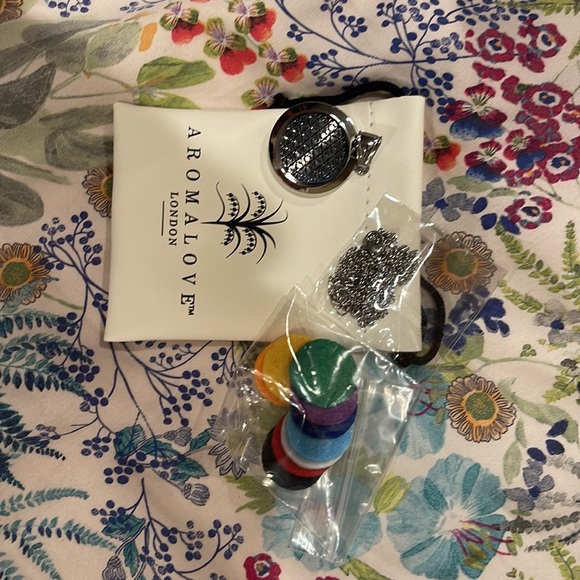 AROMALOVE London Pendant/locket and chain - Picture 2 of 6